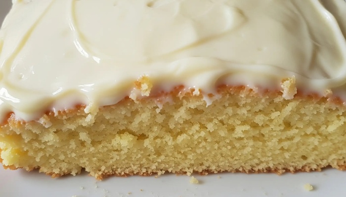 Bolo de Limão com Cobertura de Leite Condensado 