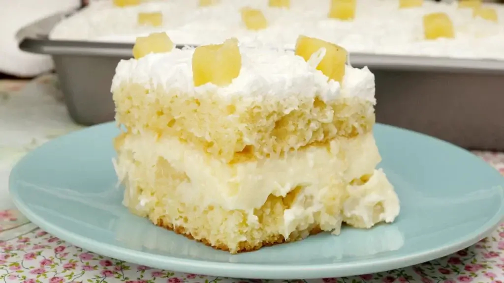 Bolo de abacaxi com coco e creme de leite sem glúten 