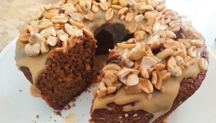 Bolo de amendoin com aveia e ganache
