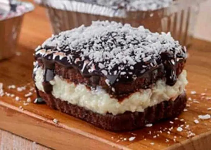 bolo-gelado-de-chocolate-com-coco.